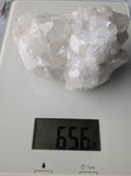 Een substantieel, ruw Apofylliet cluster van 656 gram uit Nasik, India, met heldere, scherpe kristalstructuren aan de voorzijde en een robuuste matrix aan de achterzijde.