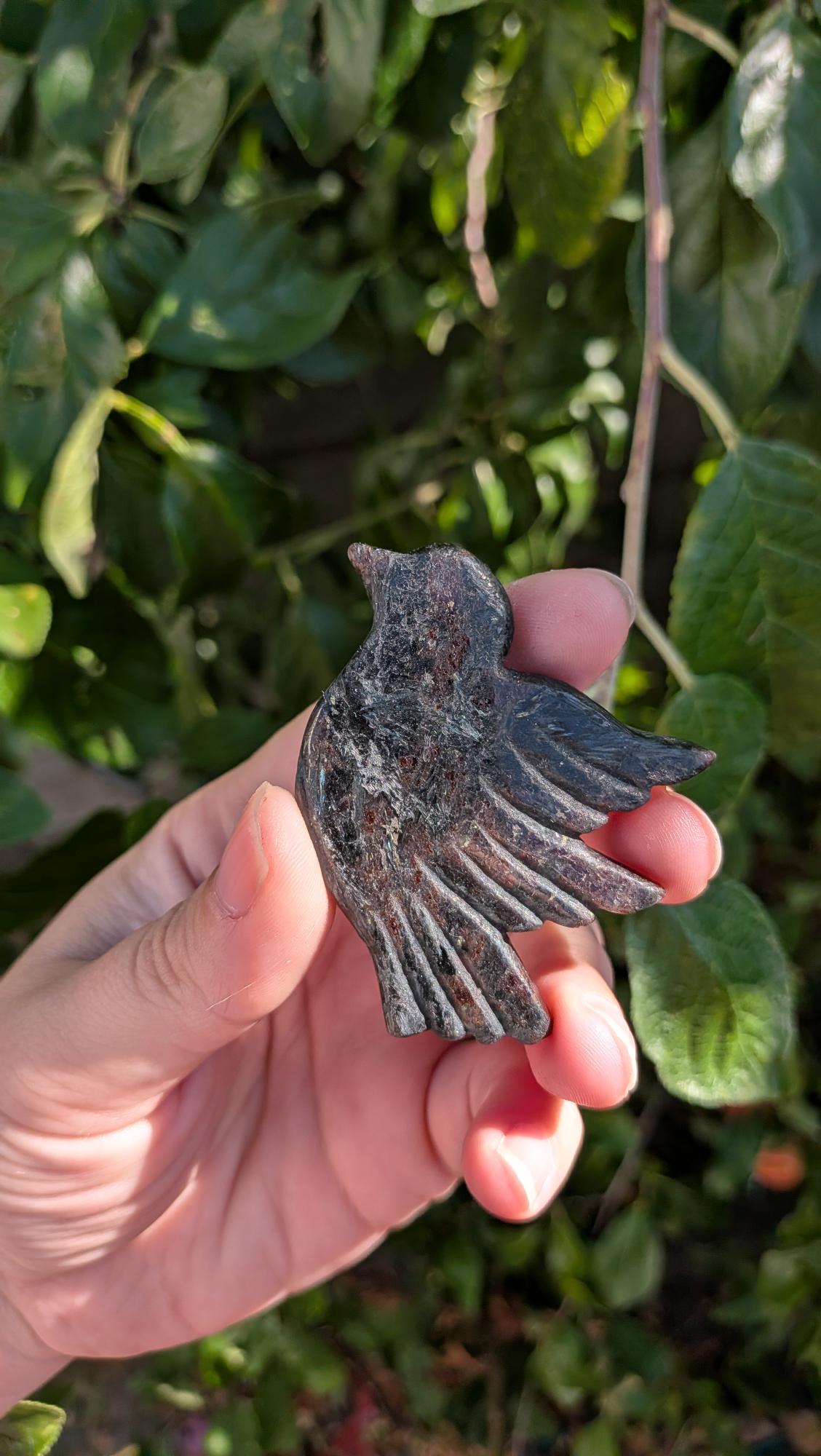 Astrophylite vogeltje carving – handgesneden edelsteen beeldje van 6x5 cm