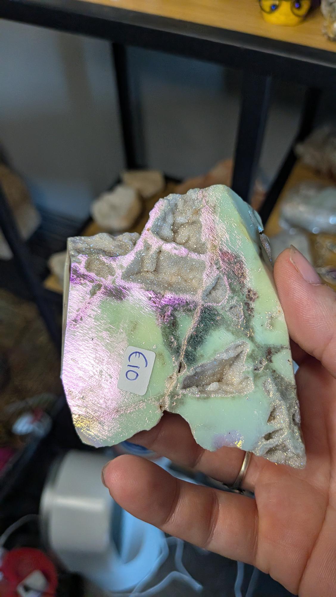 Close-up van het aura sphaleriet specimen met groene tinten en een artikelnummersticker.