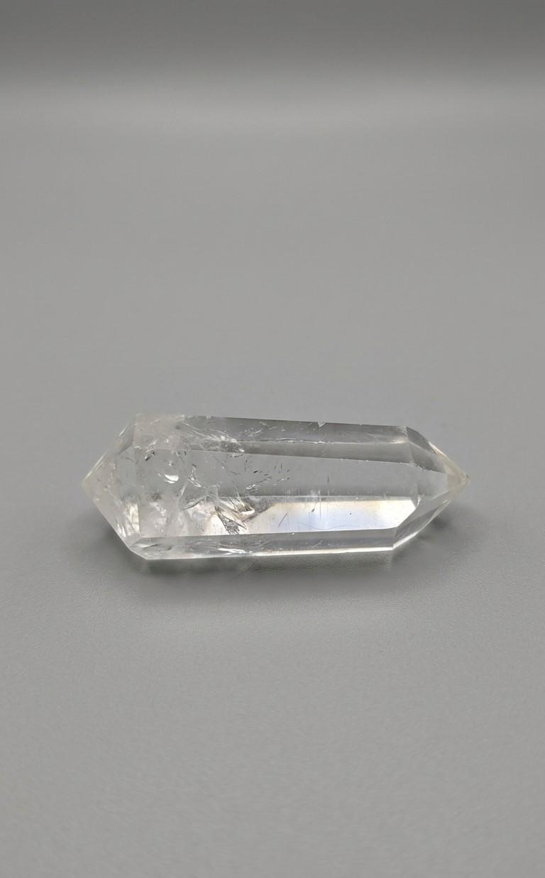 Heldere bergkristal dubbeleinder van 41 mm, geschikt voor focus en meditatie, gefotografeerd op een neutrale achtergrond.