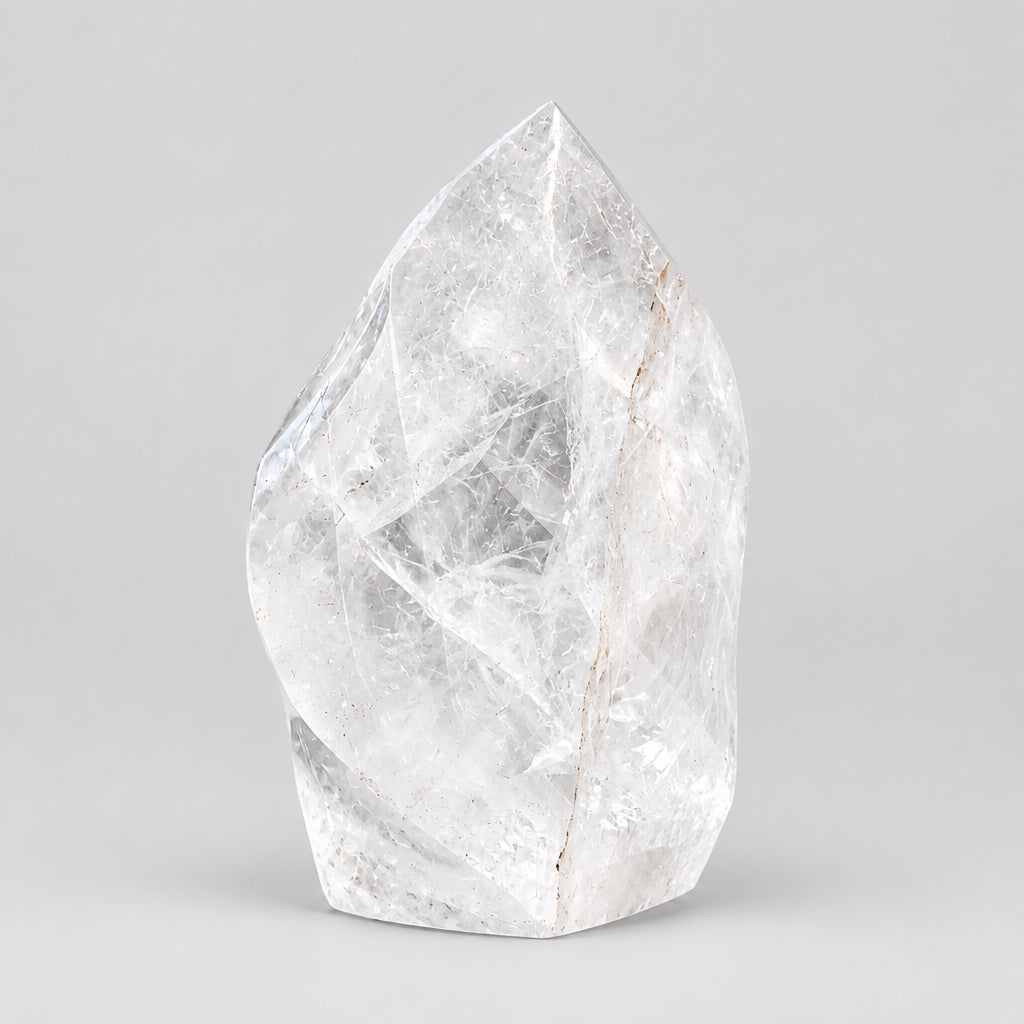 Bergkristal vlam van 402 gram met heldere kwartsstructuur en natuurlijke lichtinval, van dichtbij gefotografeerd.