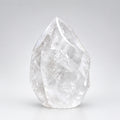 Bergkristal vlam van 402 gram met heldere kwartsstructuur en natuurlijke lichtinval, van dichtbij gefotografeerd.