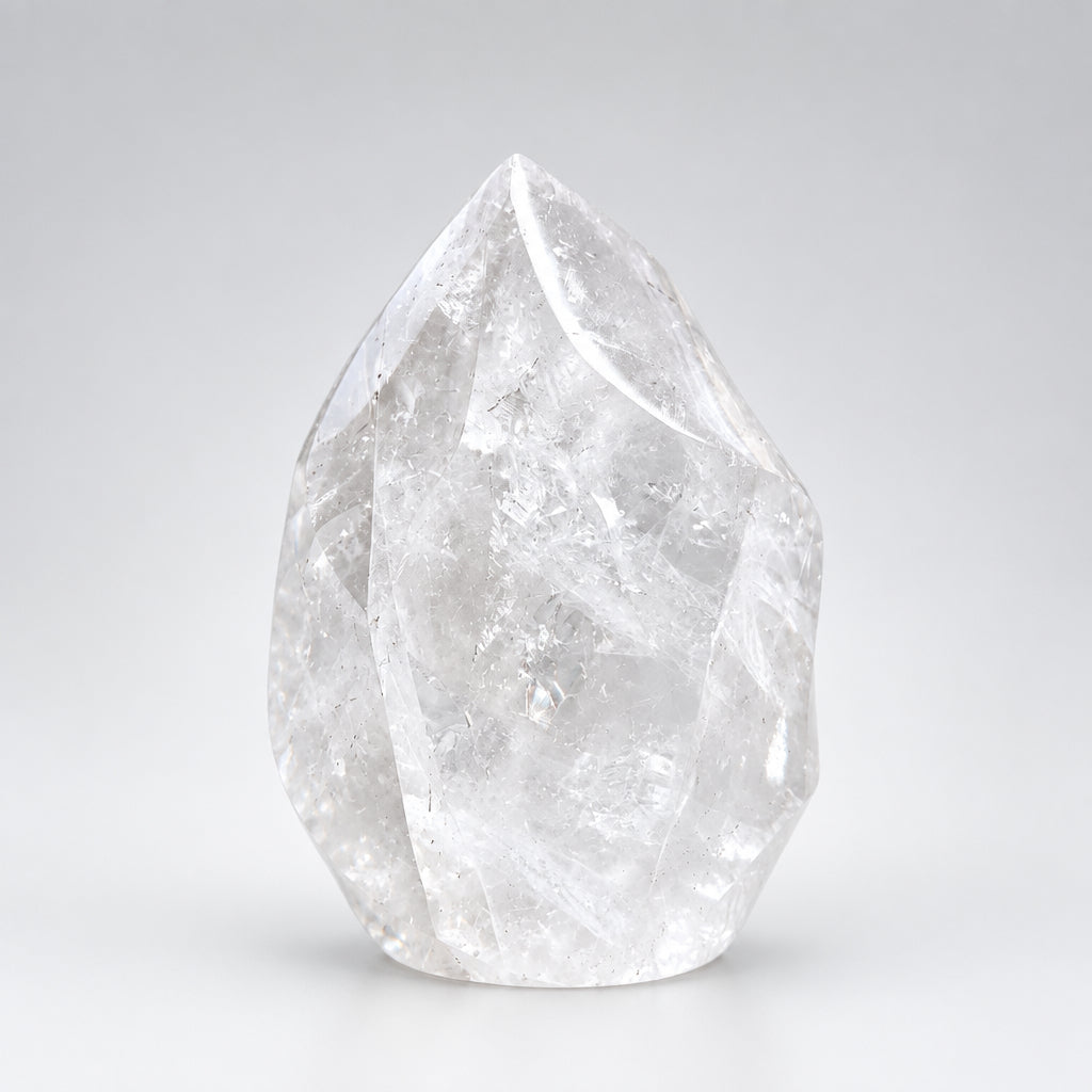 Bergkristal vlam van 402 gram met heldere kwartsstructuur en natuurlijke lichtinval, van dichtbij gefotografeerd.