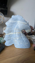 Groot paardenbeeld (11x9,5 cm) geslepen uit blauwe aventurijn, een luxe statement piece voor op een dressoir of bureau.