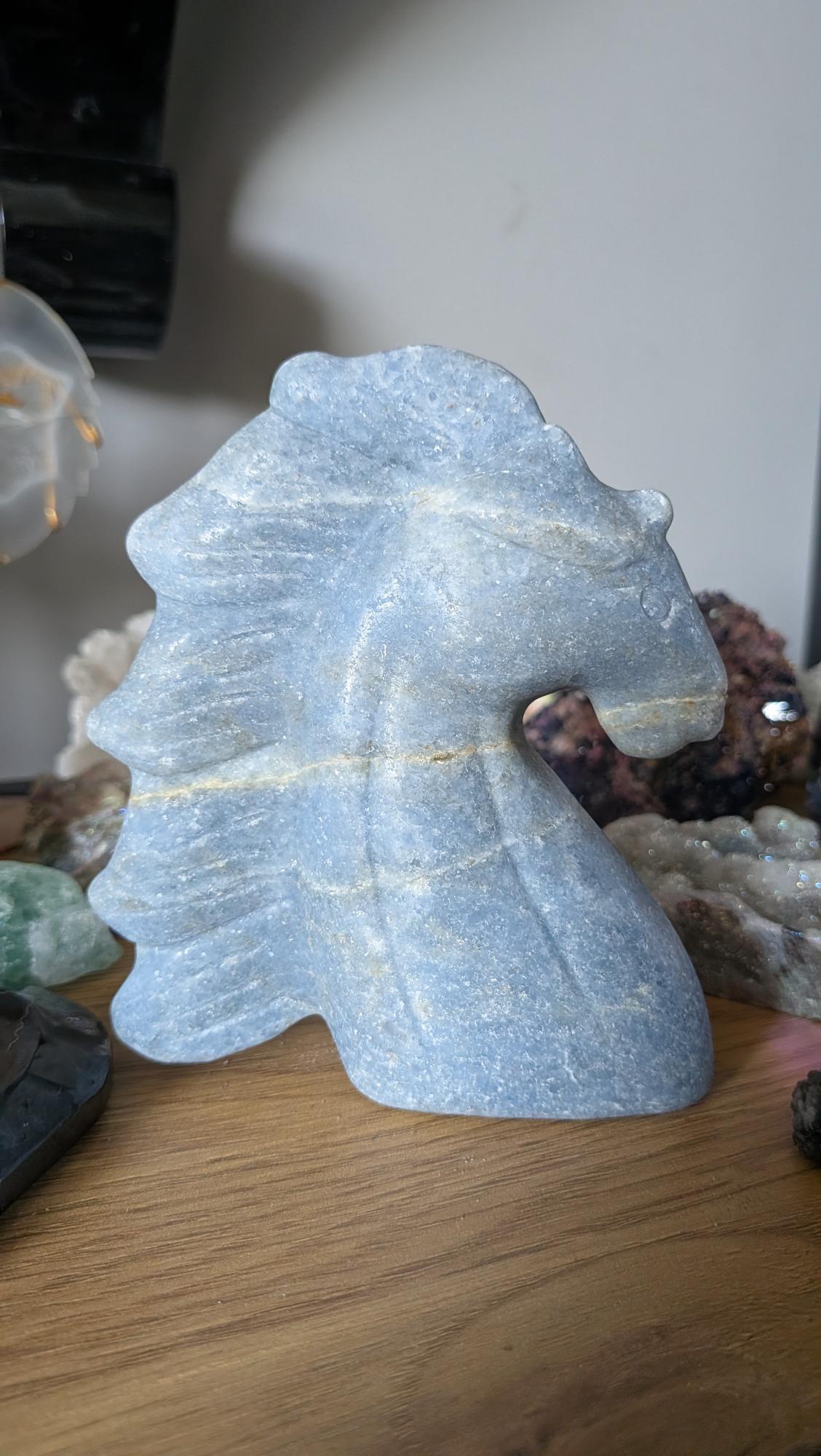 Groot paardenbeeld (11x9,5 cm) geslepen uit blauwe aventurijn, een luxe statement piece voor op een dressoir of bureau.