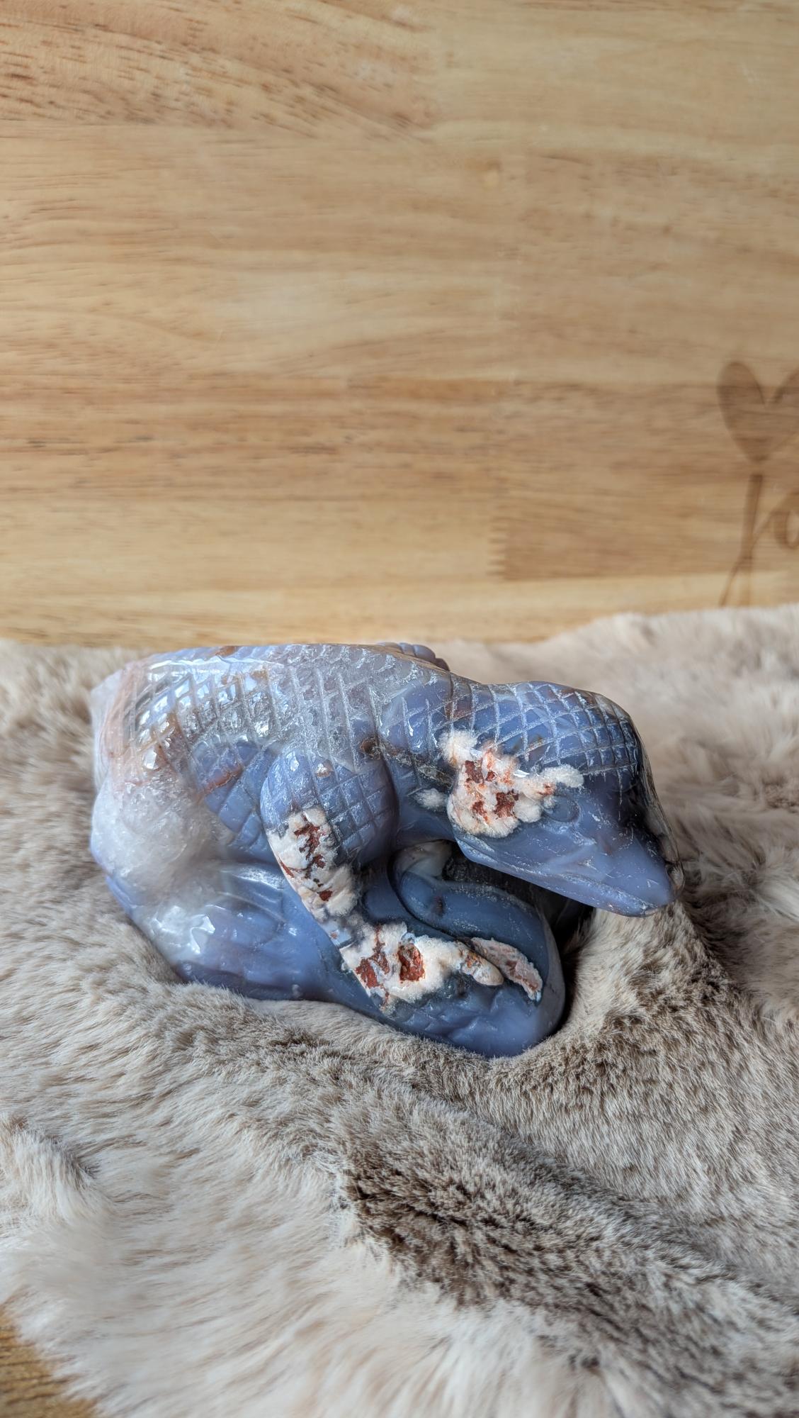 Vooraanzicht van een blauwe bloemagaat hagedis van 609 gram met kalme blauwe tinten.