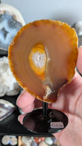 Bloedcarneool, carneool, edelsteen interieur, edelwist, kristal decoratie, uniek mineraal, verzamelobject, warme tinten, natuurlijke woonaccessoires, geode op standaard.
