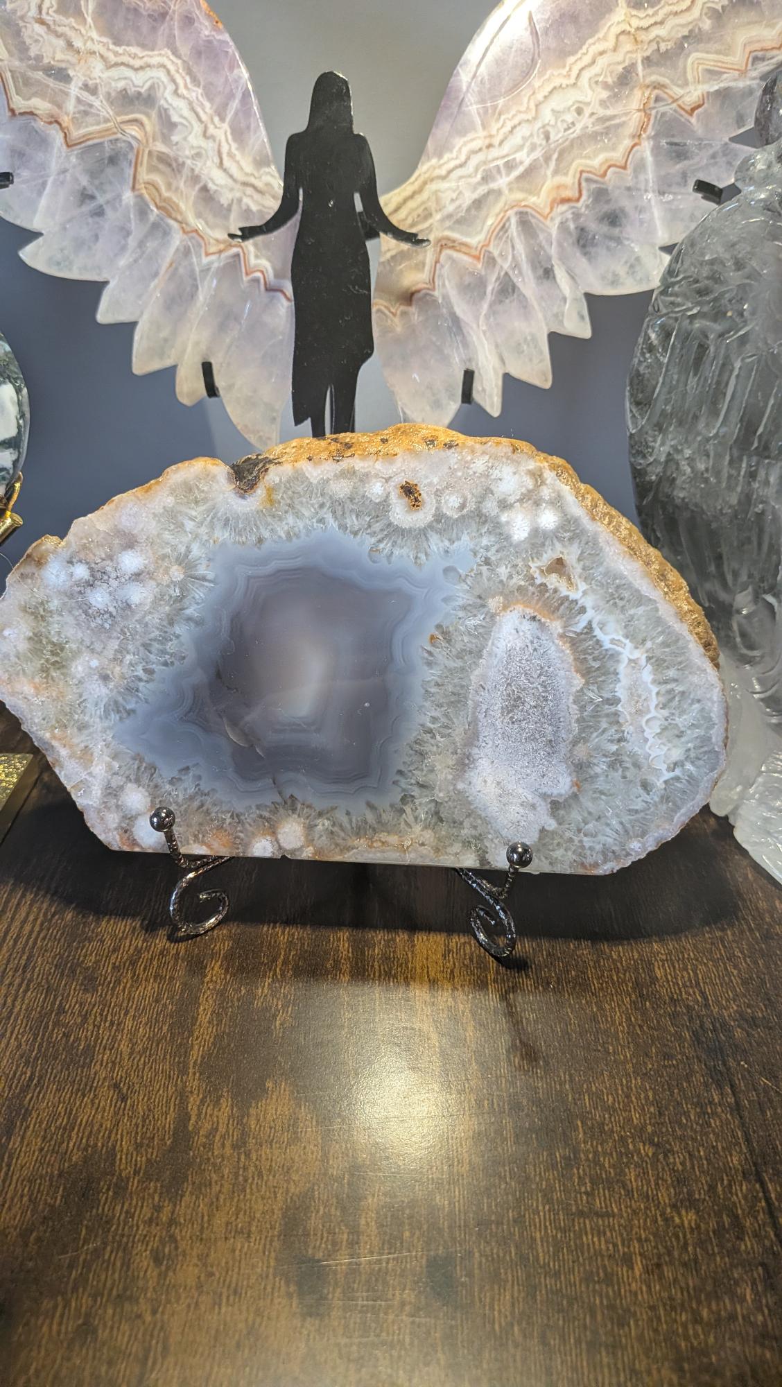 Grote edelsteen slab van bloemagaat van 490 gram met chalcedoon bloemen en druzy op een metalen houder