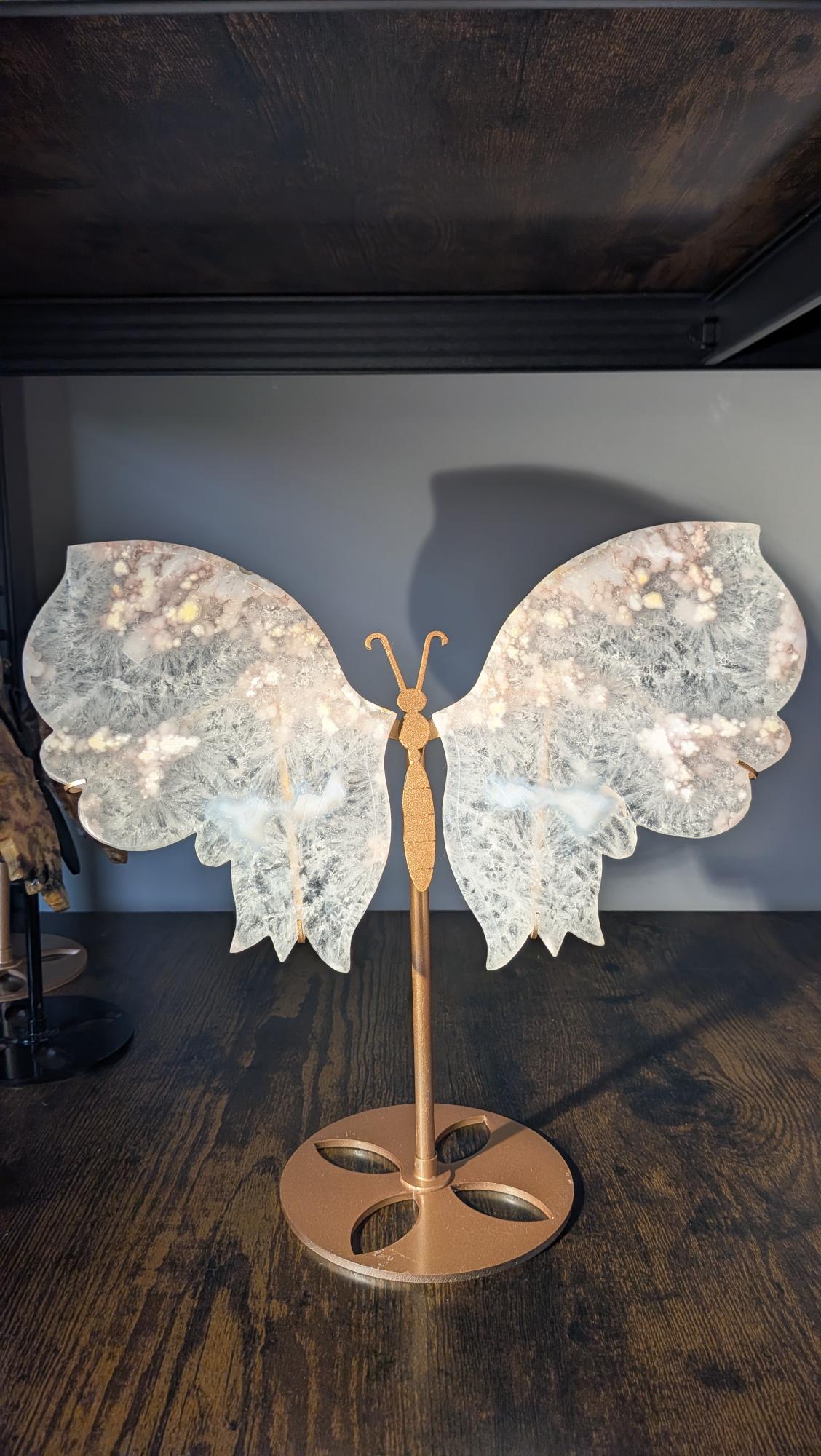 Extra grote bloem agaat vlinder met gouden standaard en 30 cm spanwijdte op houten ondergrond