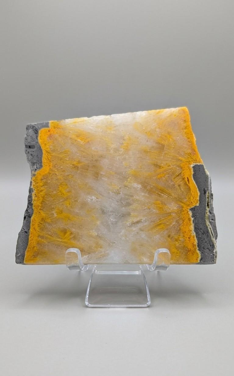 Gepolijste Bumblebee jaspis plak met een symmetrisch geel en grijs patroon op een transparante acrylaat standaard van Edeltwist.