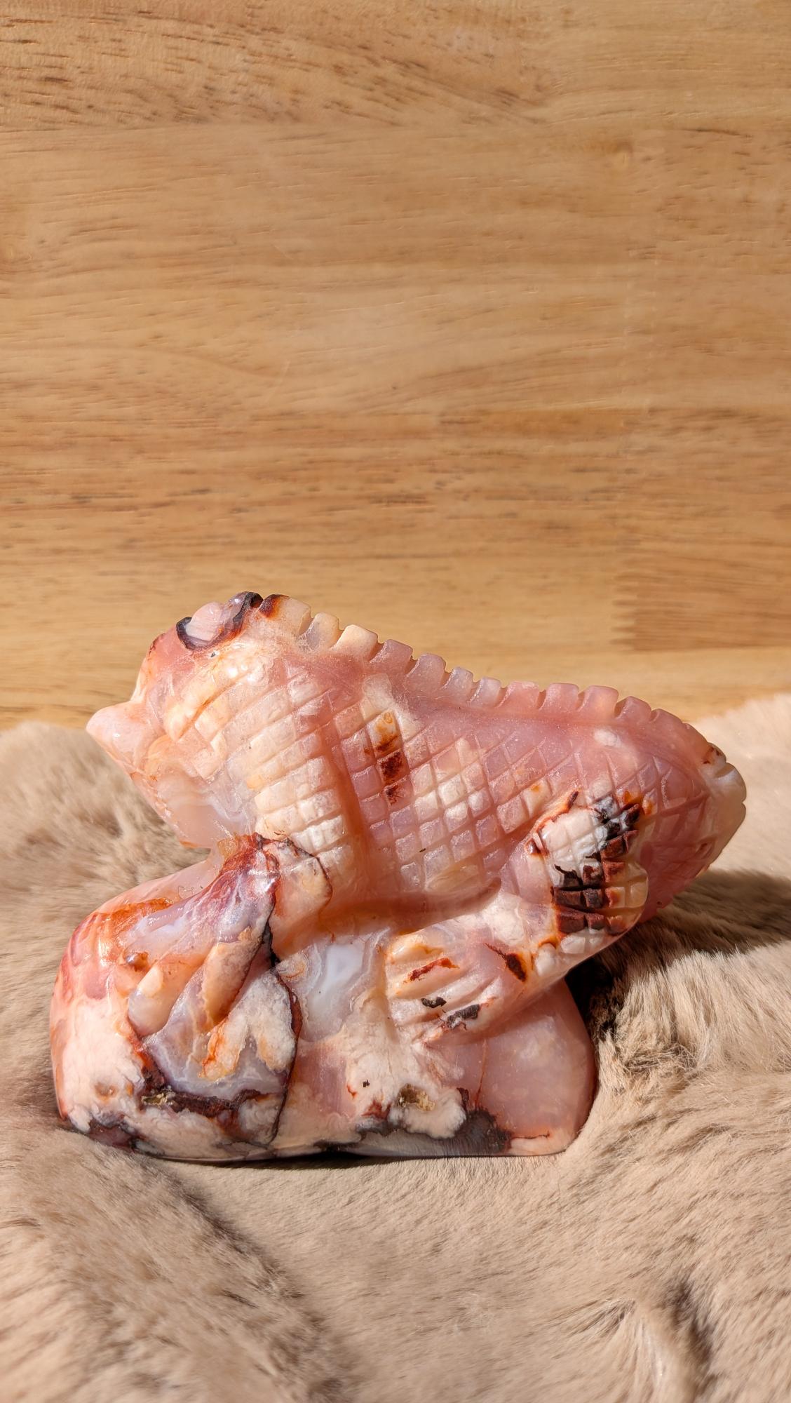 Vooraanzicht van een carneool bloemagaat hagedis van 505 gram met warme perzikkleurige tinten.