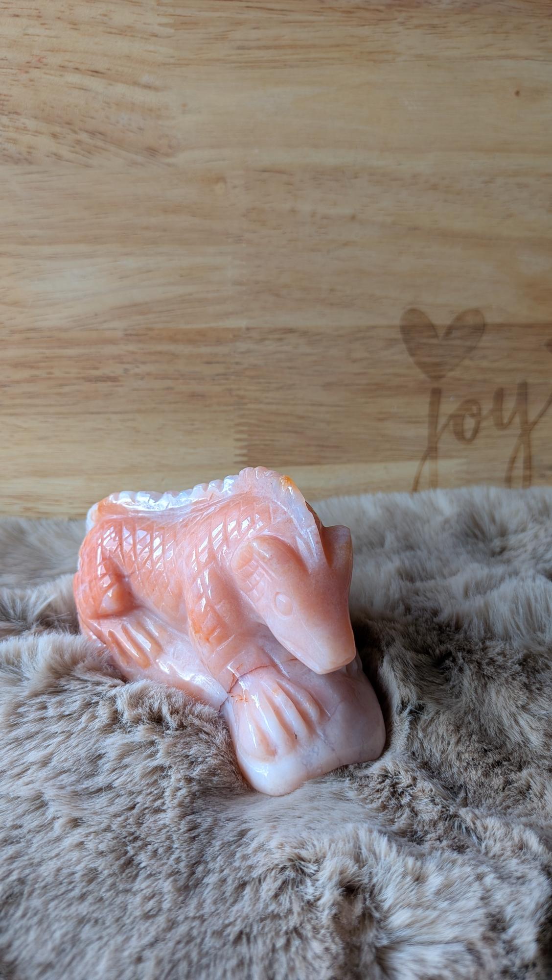 Vooraanzicht van een carneool bloemagaat hagedis van 476 gram met perzikkleurige tinten.