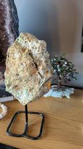 Chalcedoon mineraal met natuurlijke druzy kristallen op zwarte metalen standaard - Edeltwist collectie