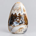 Handgepolijste chalcedoon Agaat freeform van 218 gram met een opvallende natuurlijke kristalholte vol fonkelende druzy, staand op een houten ondergrond.