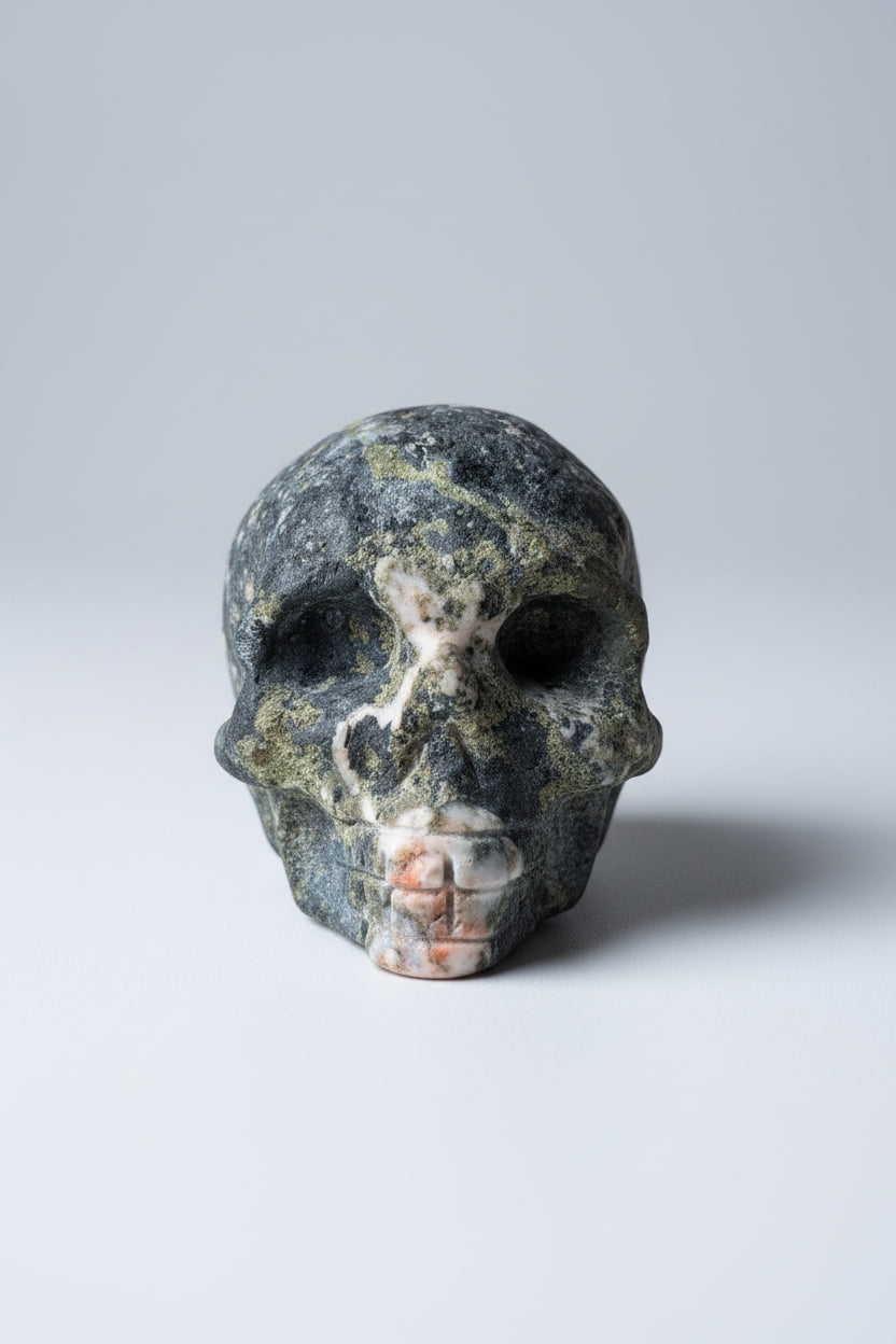 hloriet schist skull beeldje van 325 gram