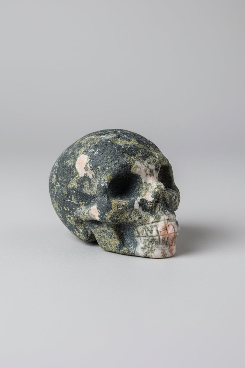 hloriet schist skull beeldje van 325 gram