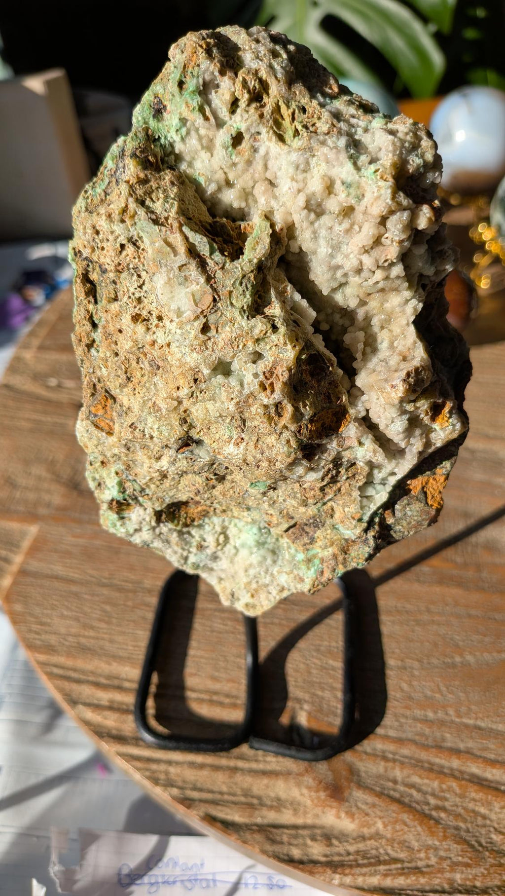 Detailopname van zachtgroene, fonkelende kristalbolletjes in de holtes van een XL Chrysocolla op standaard.