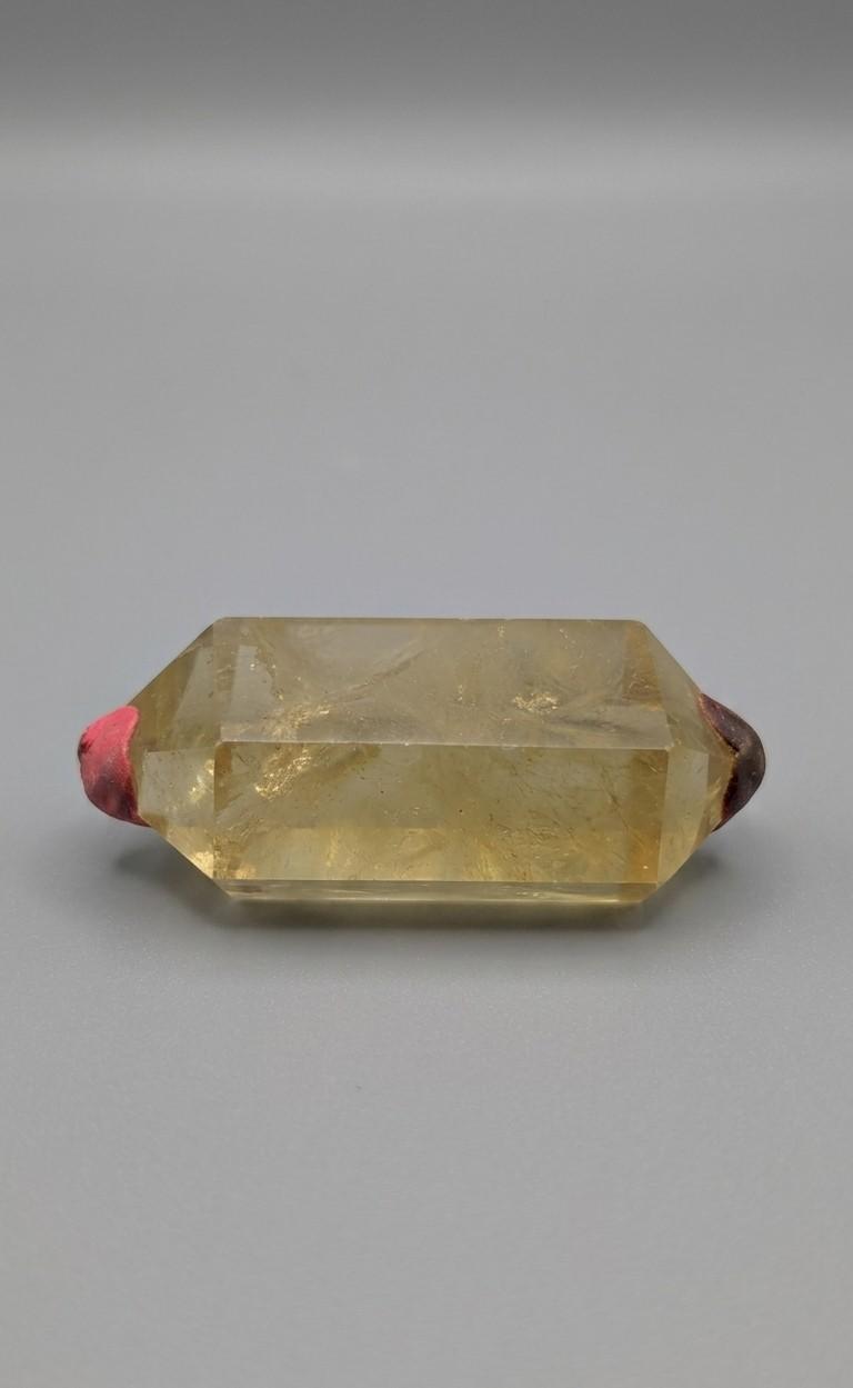 Grote citrien dubbeleinder kristal van 58 mm, perfect voor meditatie en balans, gefotografeerd op een neutrale achtergrond.