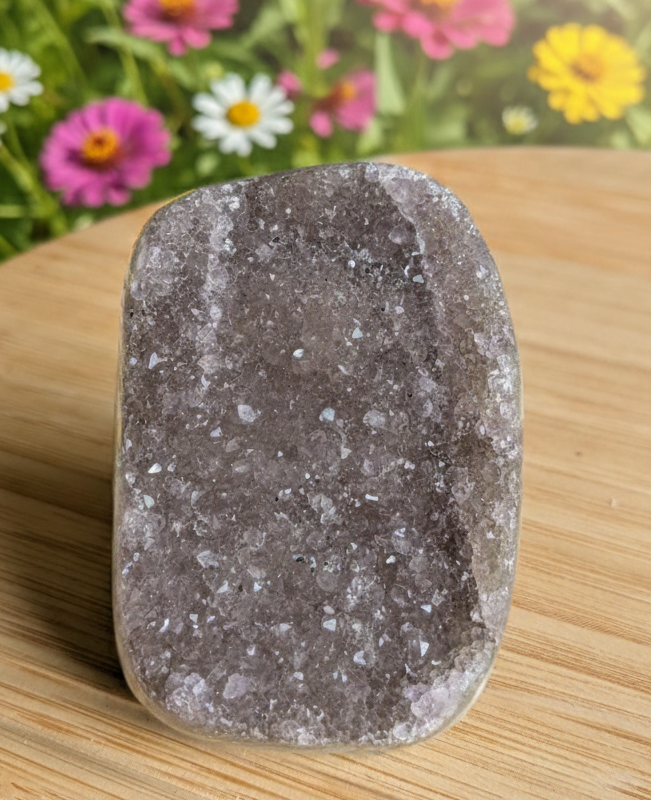 Compacte amethist geode van 244 gram met fonkelende paarse kristallen.