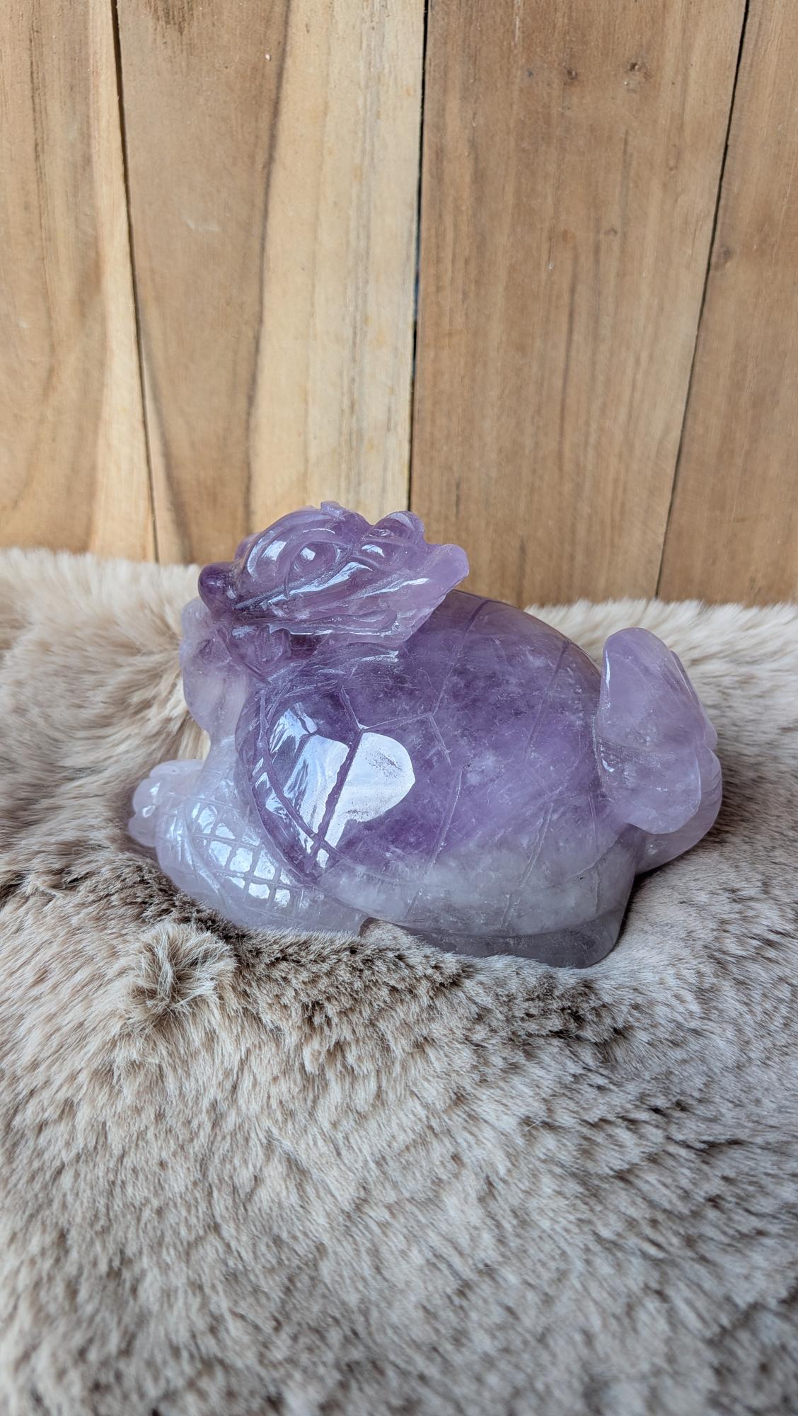 Vooraanzicht van een zware amethist dragon turtle carving van 690 gram met paarse kleurschbaring.