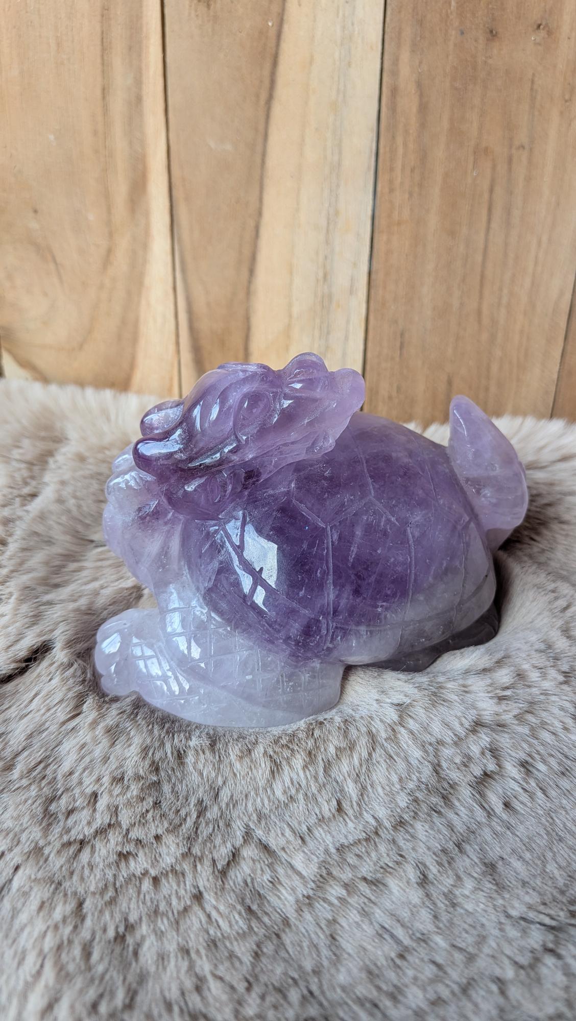 Vooraanzicht van een zware amethist dragon turtle carving van 690 gram met paarse kleurschbaring.