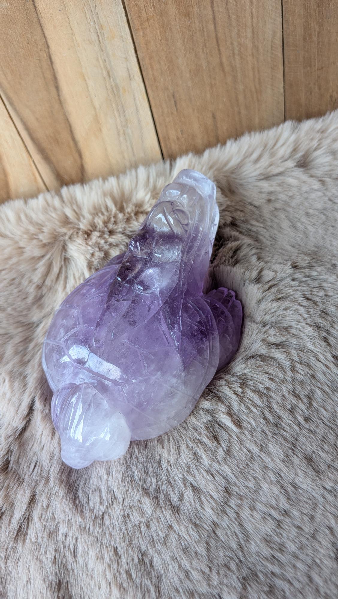 Vooraanzicht van een handgesneden amethist dragon turtle carving van 426 gram met gedetailleerd schild.