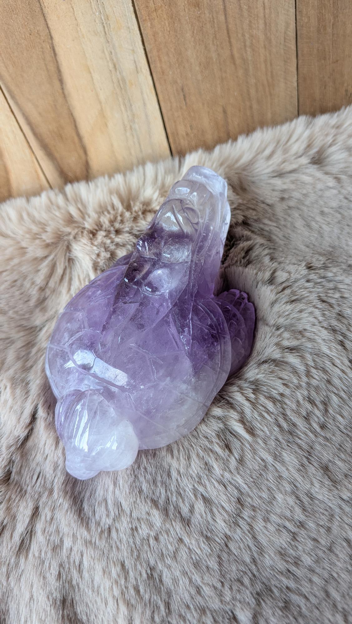 Vooraanzicht van een handgesneden amethist dragon turtle carving van 426 gram met gedetailleerd schild.