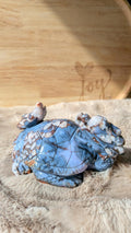 Dragonturtle-blauwe-bloemagaat-752g-zijkant.jpg: "Grote handgesneden dragonturtle van blauwe bloemagaat met gedetailleerd schild op een houten achtergrond.