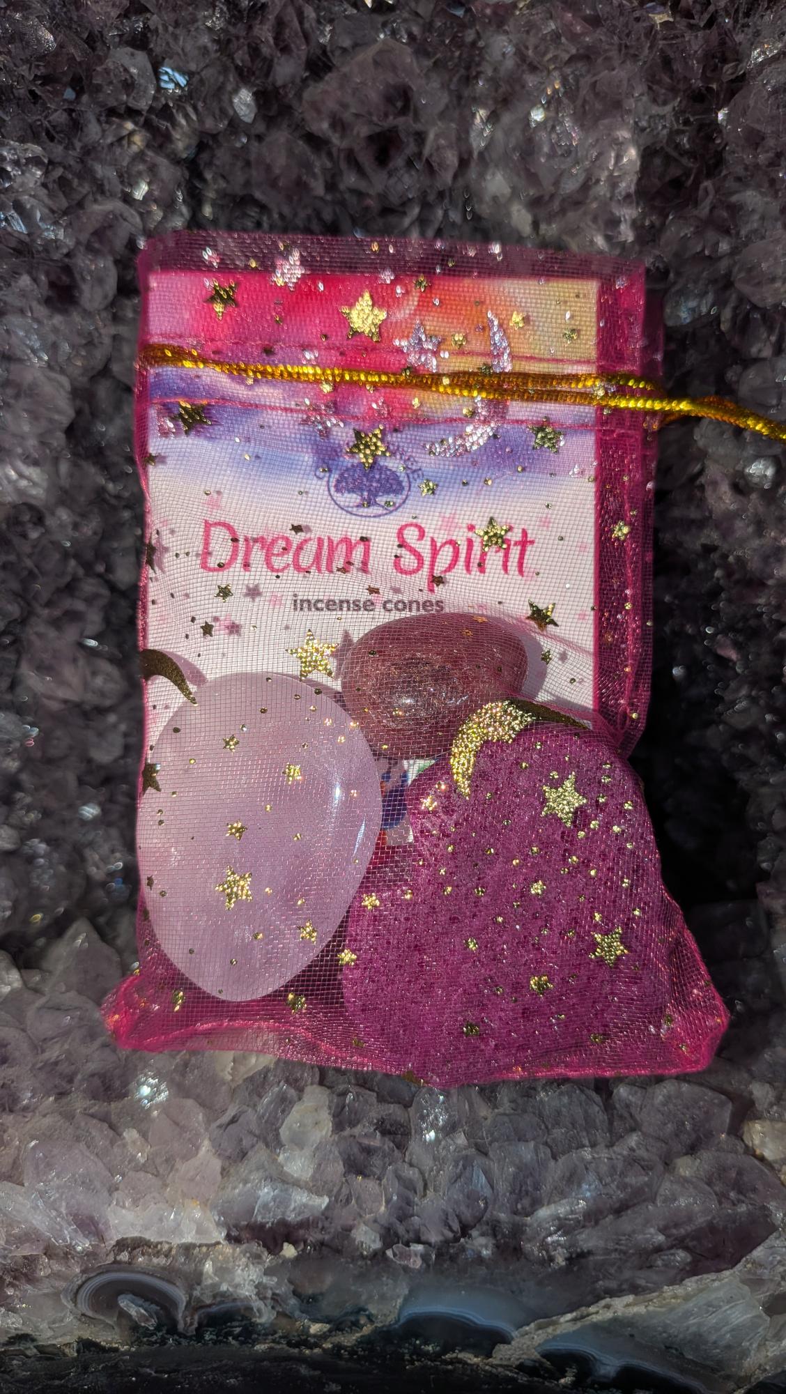 Geschenkset in een roze organza zakje met sterren, bevattende een robijn hart, een rode aventurijn trommelsteen, een rozenkwarts handsteen en een doosje Dream Spirit wierookkegels.