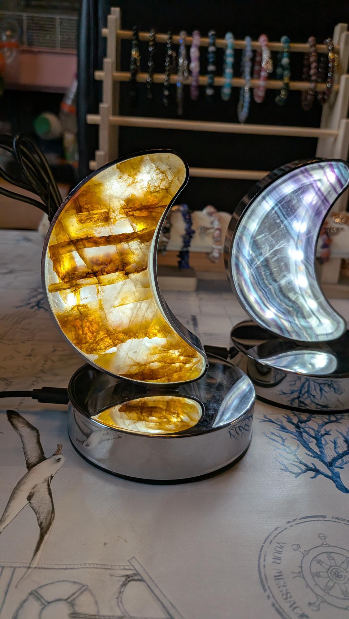 Maanvormige edelsteen lamp Fire Quartz 14cm hoog met 3 lichtstanden.