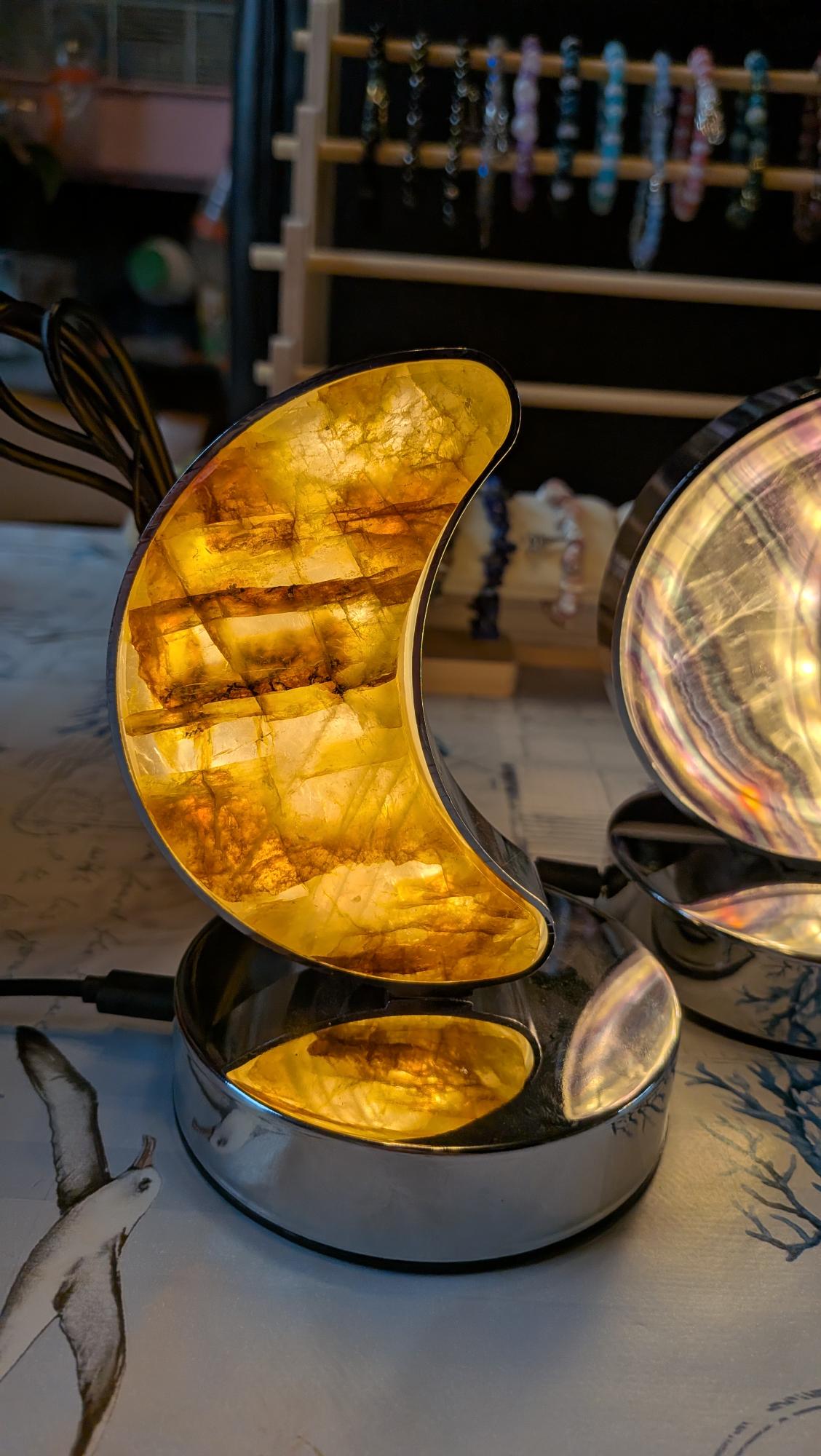 erlichte Fire Quartz kristal lamp in de vorm van een halve maan.