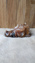 Gedetailleerde handgesneden draak carving van fire kwarts met warme vlamtekeningen.
