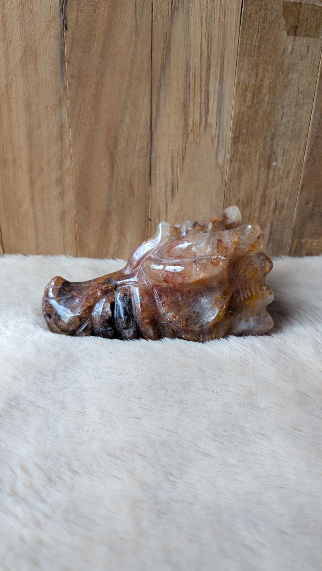 Gedetailleerde handgesneden draak carving van fire kwarts met warme vlamtekeningen.