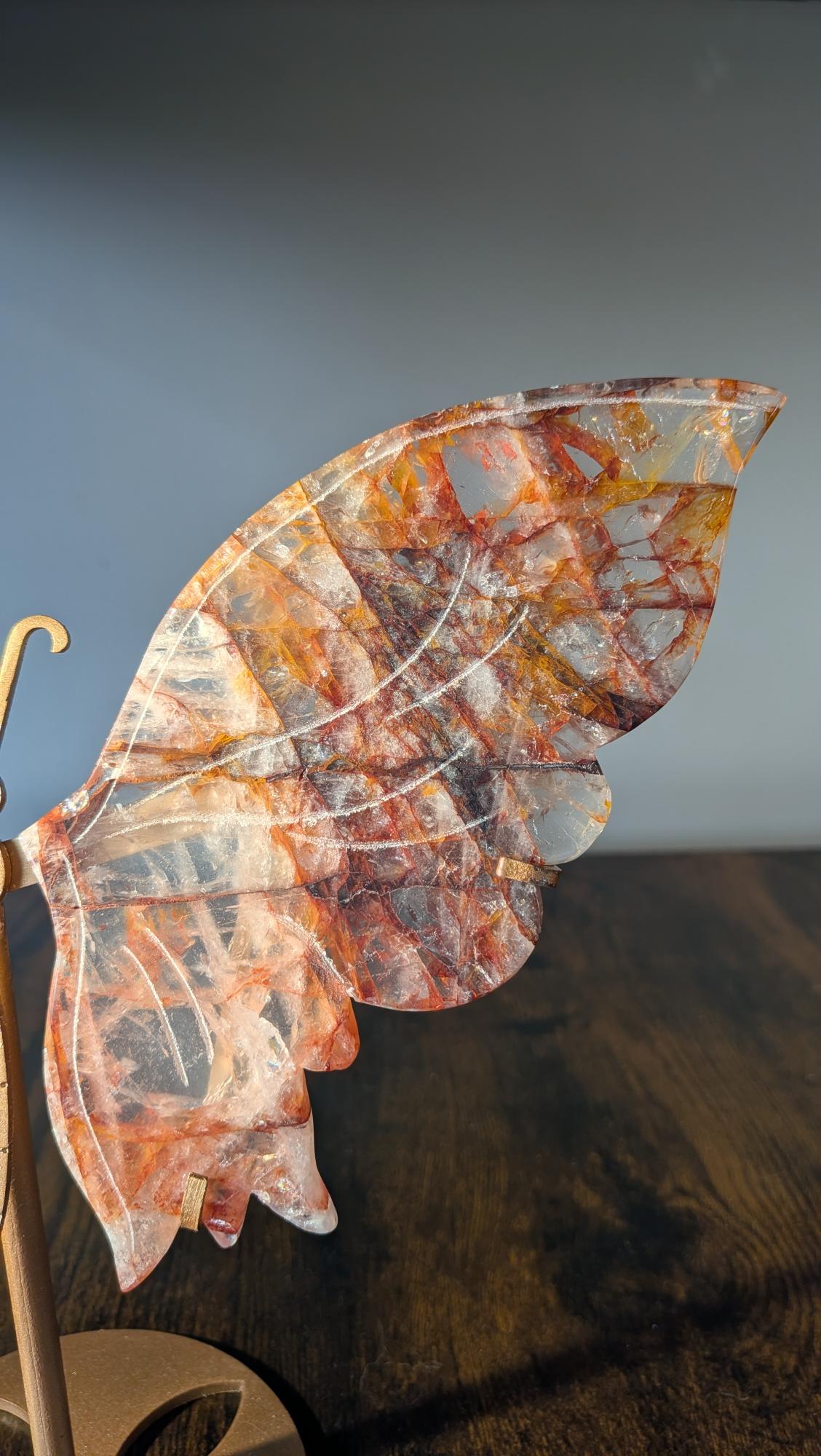 Grote fire quartz of hematoïde kwarts vlinder op gouden standaard van 25,5 cm breed