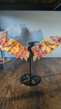 Grote fire quartz en golden healer draak op standaard van 32 cm breed
