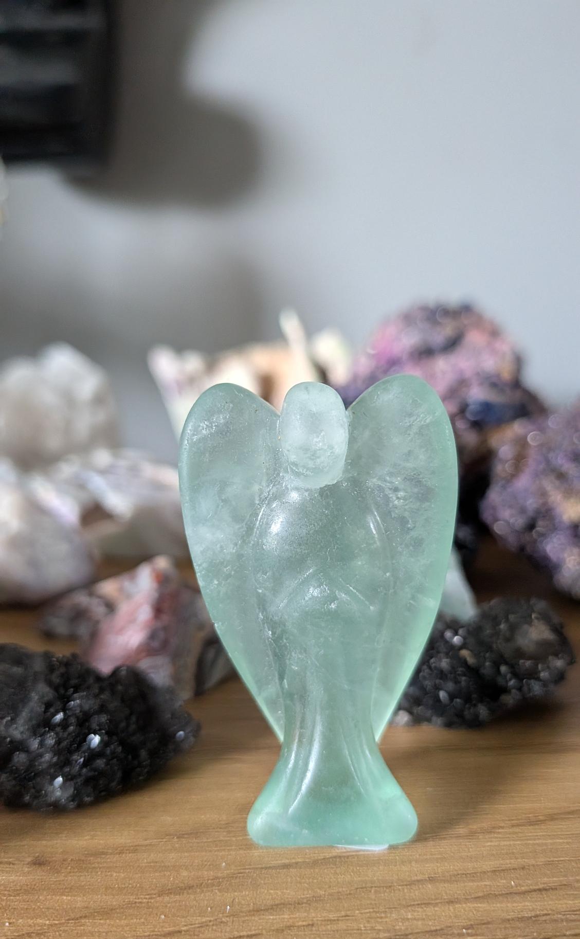 Engel figuur van 5 cm hoog, vervaardigd uit helder fluoriet, perfect als decoratie of cadeau.