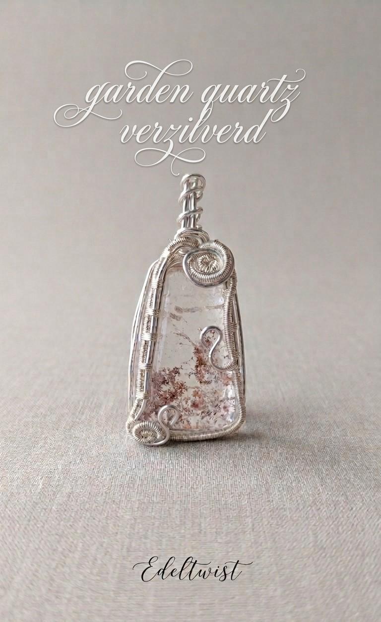 Handgemaakte Garden Quartz hanger met verzilverd wire wrap draadwerk van Edeltwist. Exclusief edelsteen sieraad met unieke landschappelijke insluitsels op een zachtgroene achtergrond.
