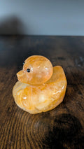 Golden Healer eend carving 306 gram zijaanzicht van goudkwarts met verfijnde details Edeltwist