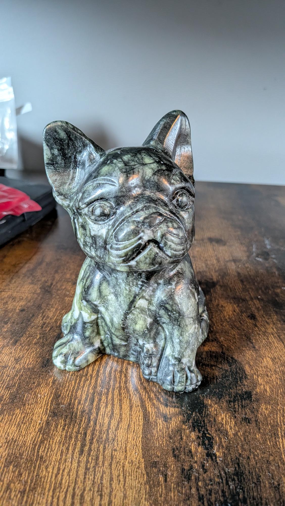 Grote Groene Jade Franse Bulldog carving van 950 gram en 12 cm hoog