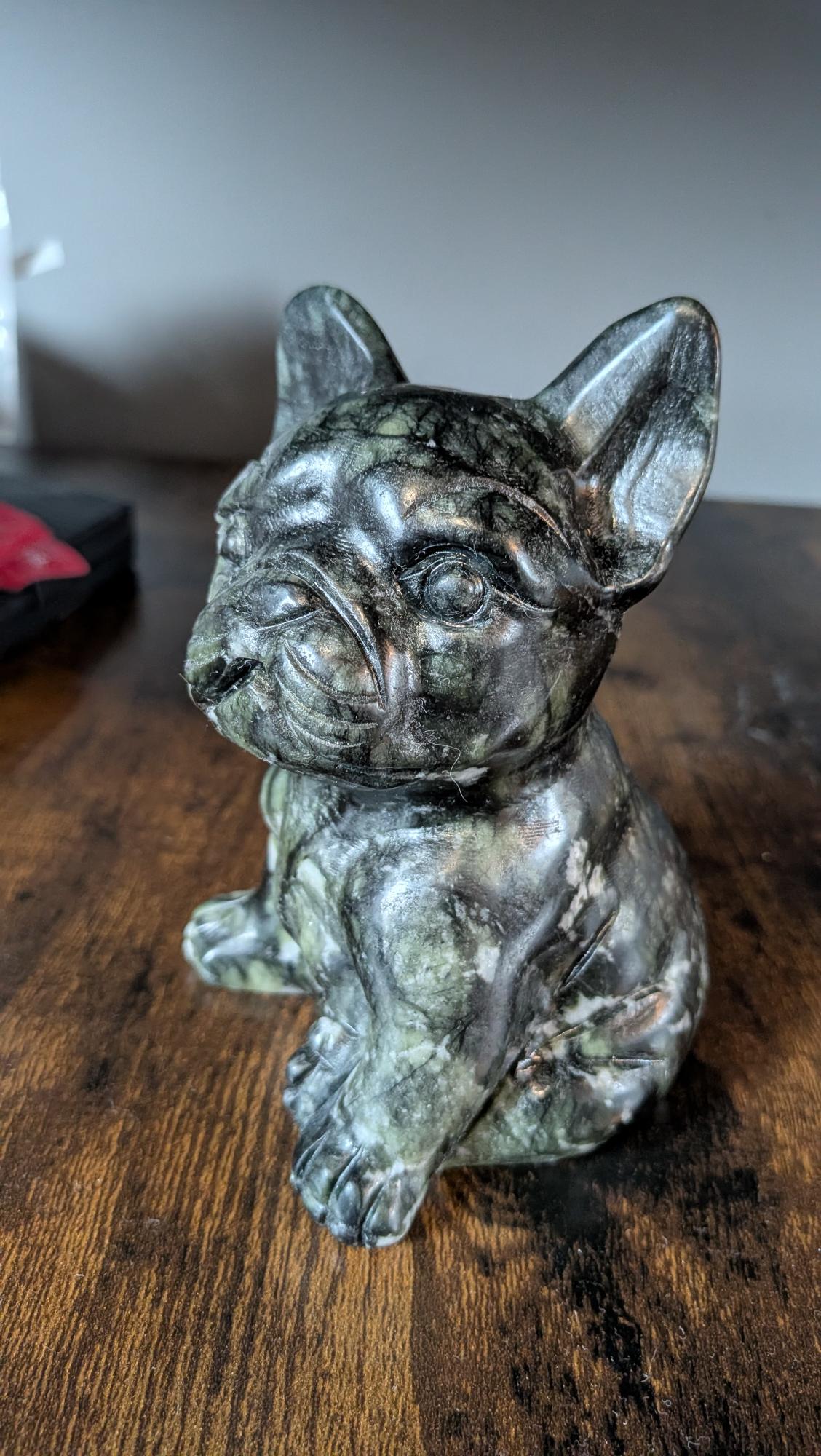 Dichtbij opname van groene jade kristallen hond carving met marmerpatroon