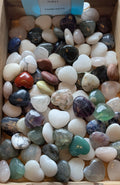 Collectie van diverse edelsteen hartjes in een houten kistje - Edeltwist
