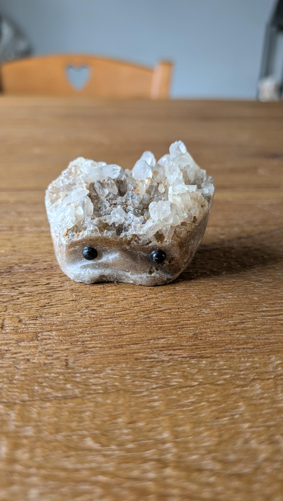 Handgemaakt Java kwarts mannetje figuurtje met kristalformatie en obsidiaan oogjes, 72 gram