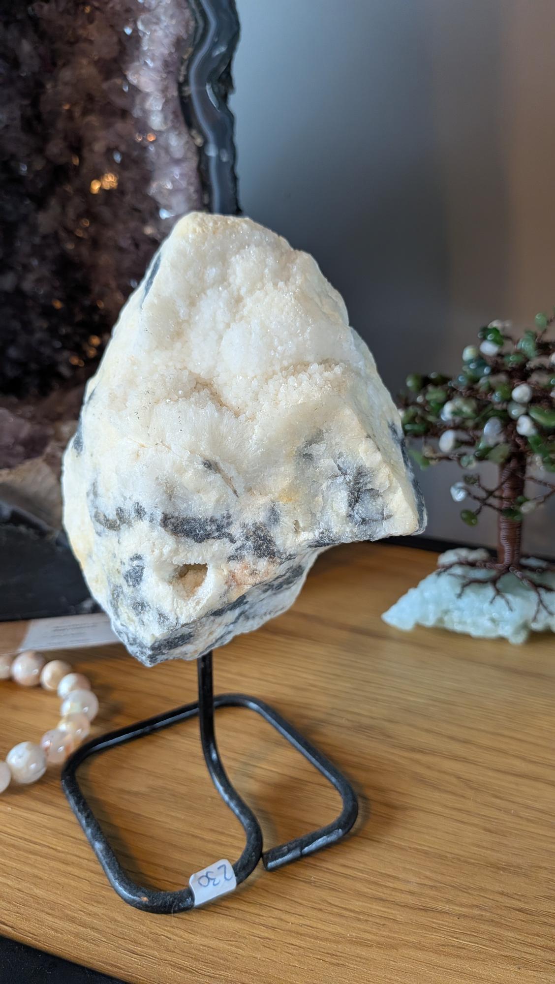 XL Kwarts kristal met natuurlijke donkere insluitingen op zwarte metalen standaard - Edeltwist collectie