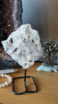 Geëtst Kwarts kristal vol sprankelende druzy kristallen op zwarte metalen standaard - Edeltwist collectie