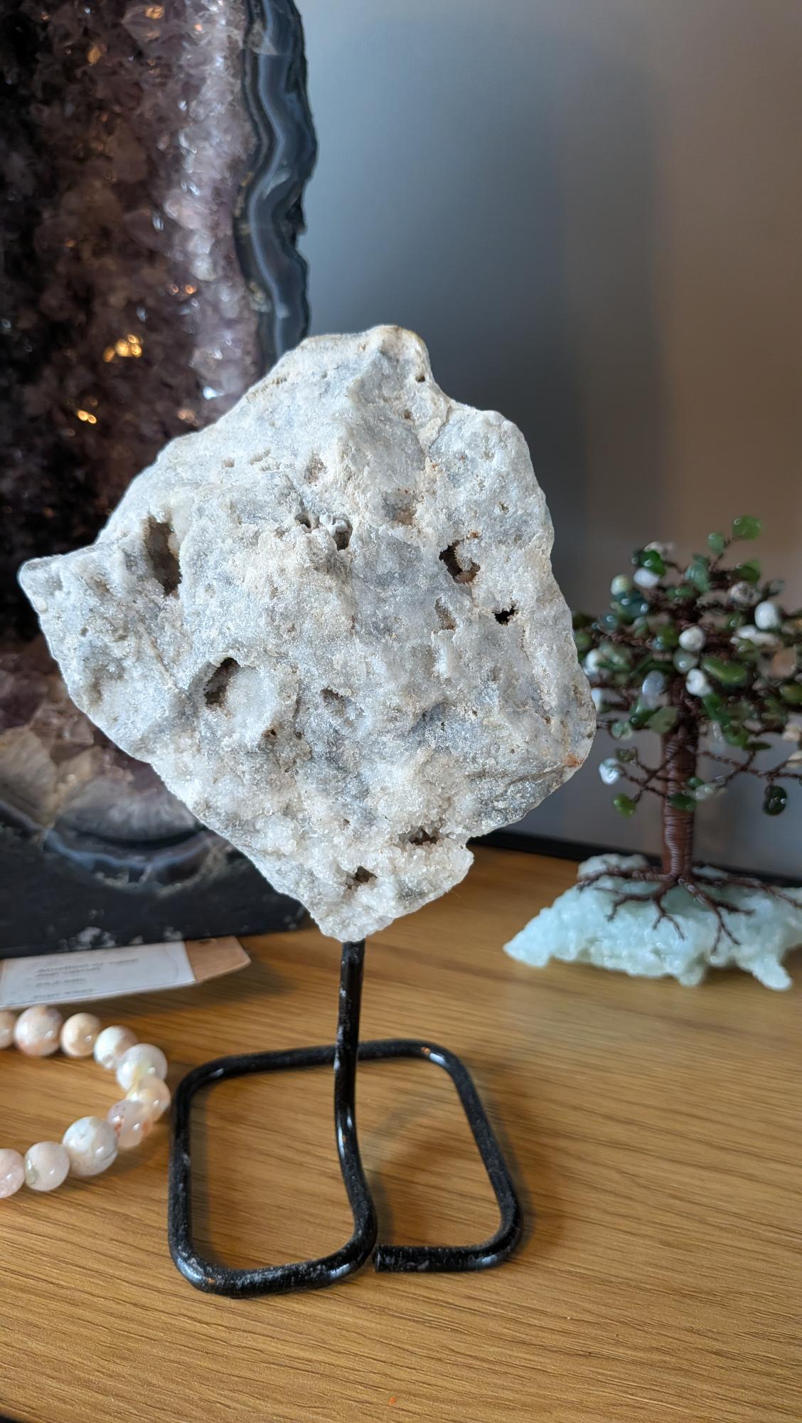 Geëtst Kwarts kristal vol sprankelende druzy kristallen op zwarte metalen standaard - Edeltwist collectie