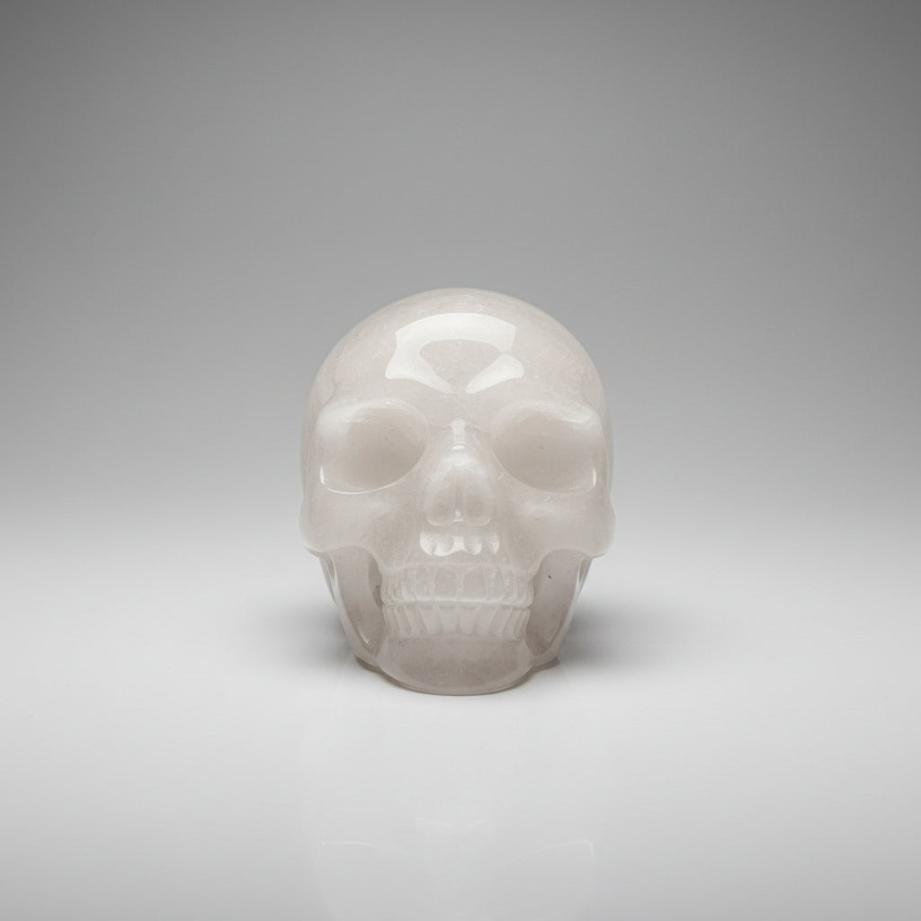 Vooraanzicht van een heldere kwarts skull van 294 gram.