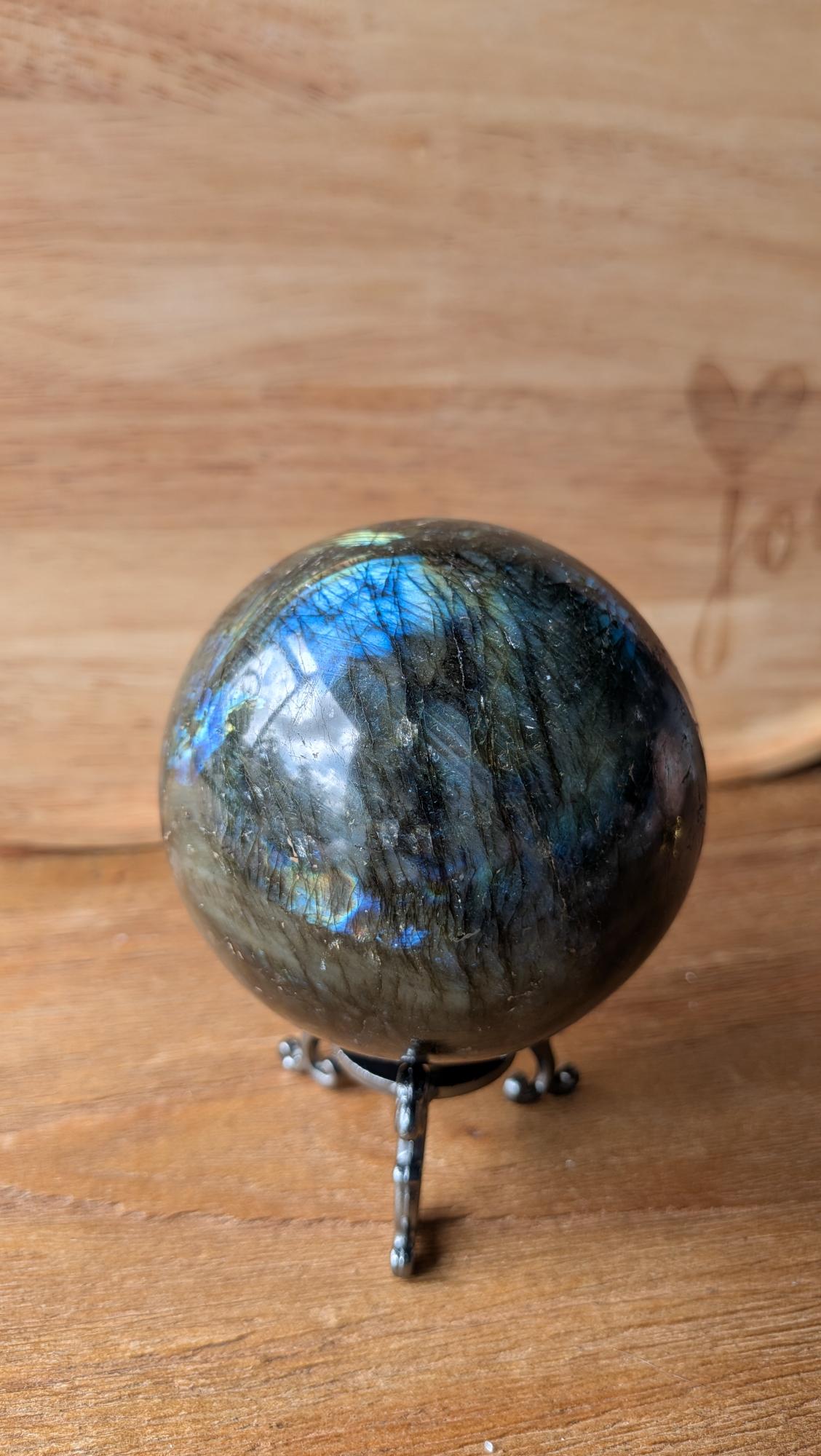 Prachtige labradoriet bol van 8 cm met een intense blauwe flash.