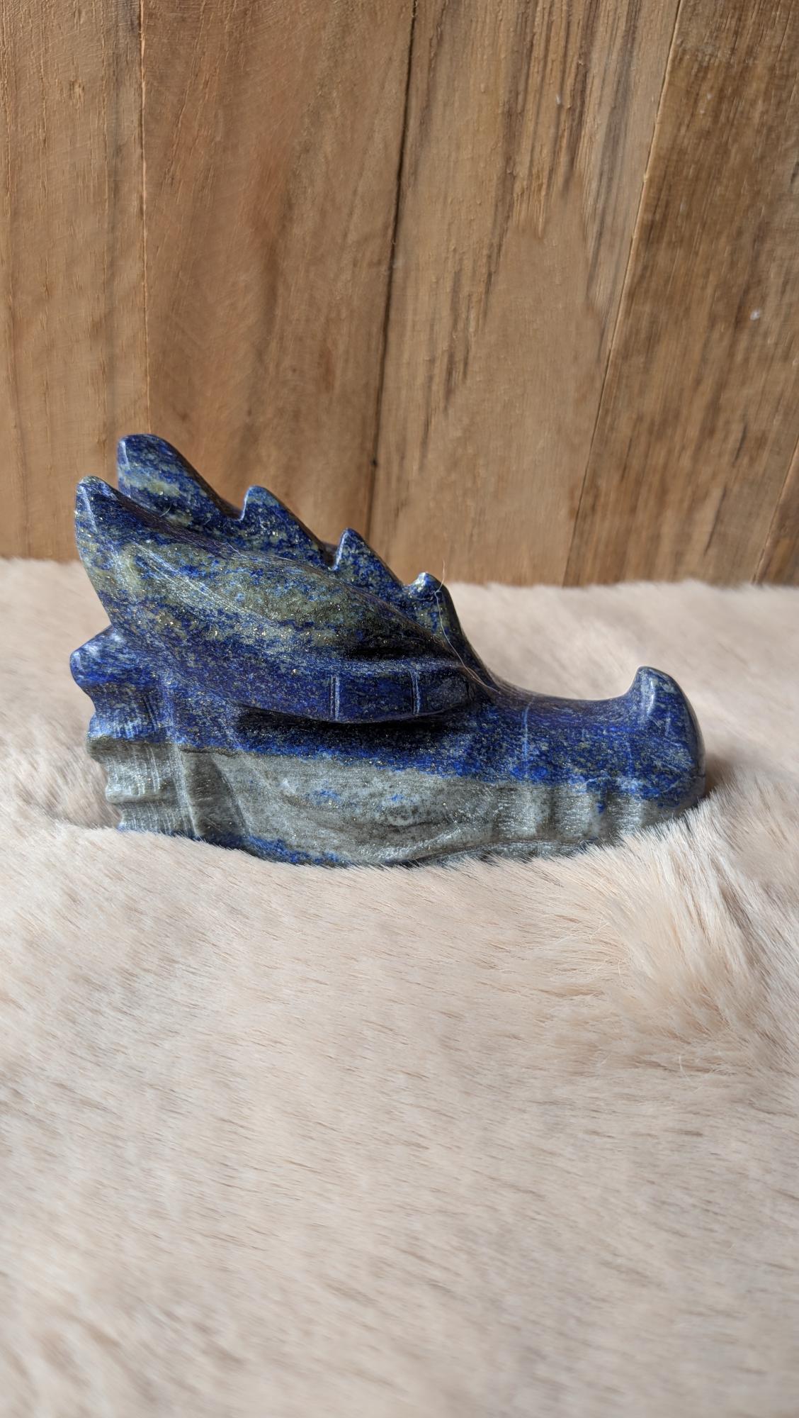 Detailopname van de unieke structuur en afwerking van de lapis lazuli draak.