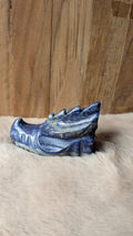 Gedetailleerde handgesneden draak carving van lapis lazuli met diepblauwe tinten.