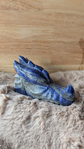 Gedetailleerde handgesneden draak carving van lapis lazuli met diepblauwe tinten.